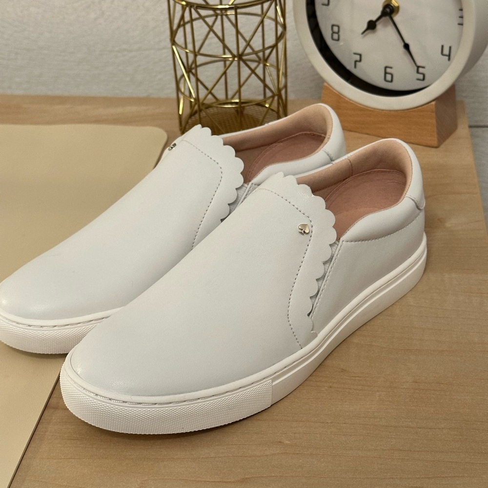 Adorable Kate Spade scalloped edge slip ons - Picture 7 of 9